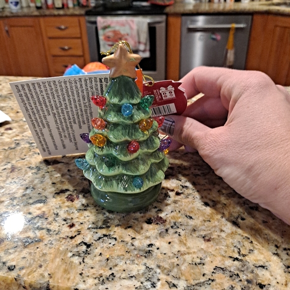 Vintage style mini lighted Christmas tree - Picture 2 of 9